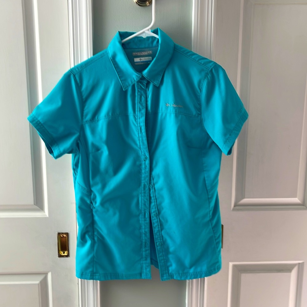 Short sleeve sun protection ladies button front blouse with 1 zippered pocket